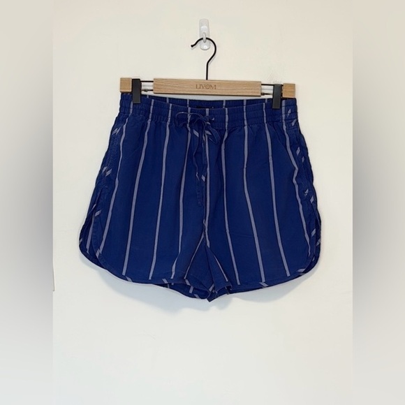 Madewell Crinkle Cotton Dolphin-Hem Shorts , sz medium - Picture 3 of 10